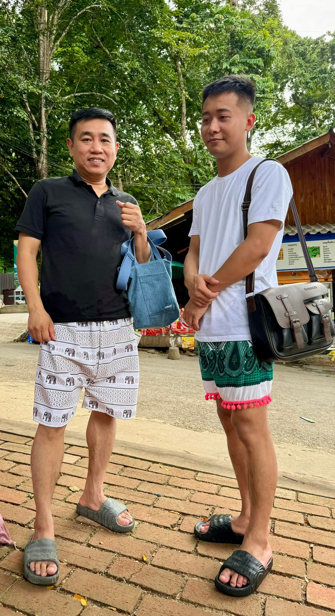 Đây không phải là lần đầu tiên Quang Linh và Tiến Nguyễn "bày trò" trên video, cả 2 không ít lần diện những trang phục hài hước, khiến người theo dõi được phen cười bò.