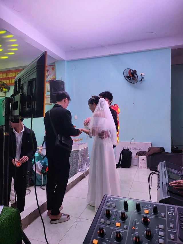 Nhiều người cho rằng, đây sẽ là kỷ niệm đáng nhớ cho cặp đôi này và cả những người tham gia đám cưới vào ngày mưa bão.