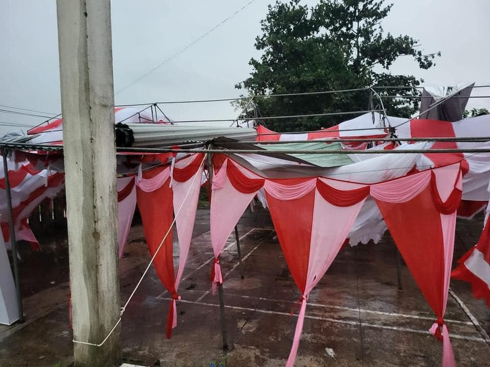 Theo đó, những chiếc cột trụ của rạp đều đã nghiêng ngả sắp đổ, phần vải rèm bị gió đánh lộn xộn, ướt nhẹp vì mưa, bạt rách tươm, tôn bị vặn xoắn.