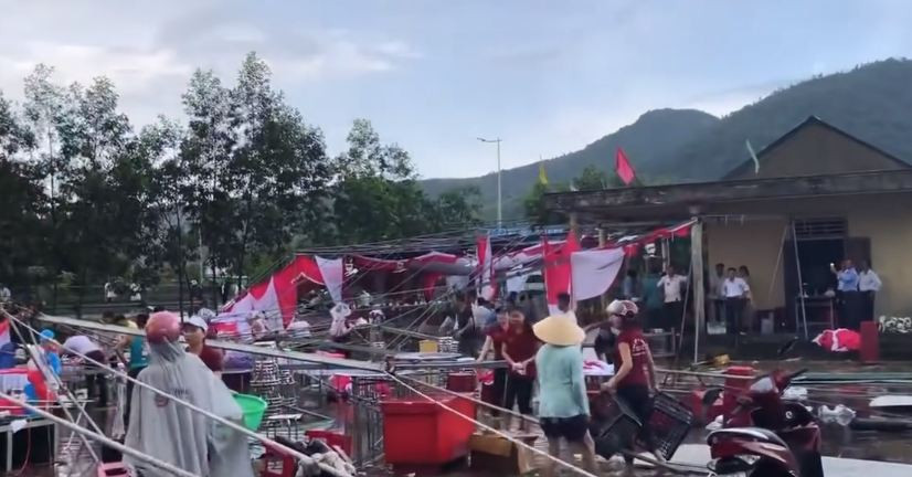 Gió bão không chỉ thổi nghiêng rạp mà cả cỗ bàn đều bị nước mưa tạt vào, gió quật bay. (Ảnh: Facebook)
