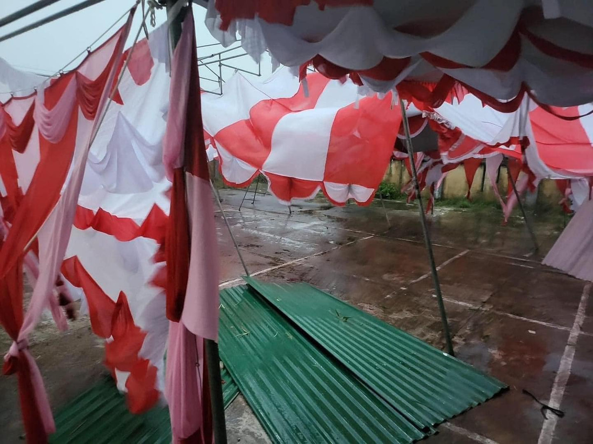 Tuy nhiên cũng có người bày tỏ sự cảm thông khi ngày vui của cặp đôi không được trọn vẹn, bởi đã quyết định ngày và cũng gửi thiệp mời đi rồi nên rất khó thay đổi.