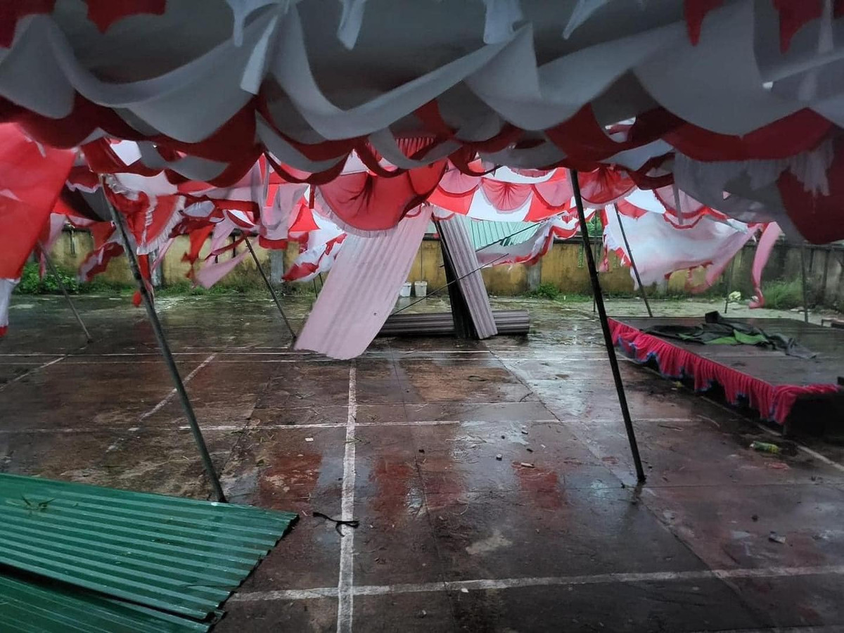 Nhiều người cho rằng chủ nhà không theo dõi tình hình mưa bão, không lường trước được hậu quả nên vẫn dựng rạp đám cưới.