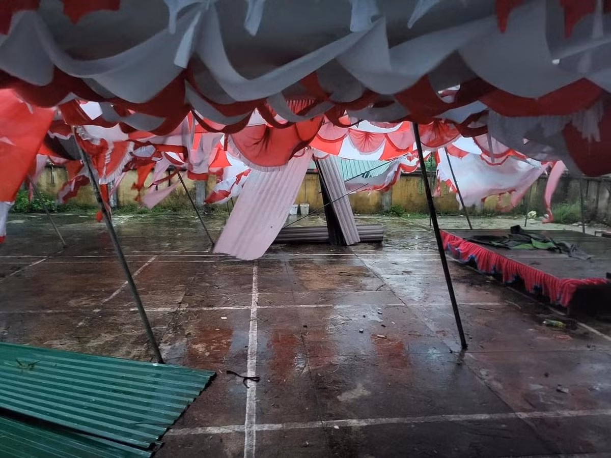 Nhiều người cho rằng chủ nhà không theo dõi tình hình mưa bão, không lường trước được hậu quả nên vẫn dựng rạp đám cưới.