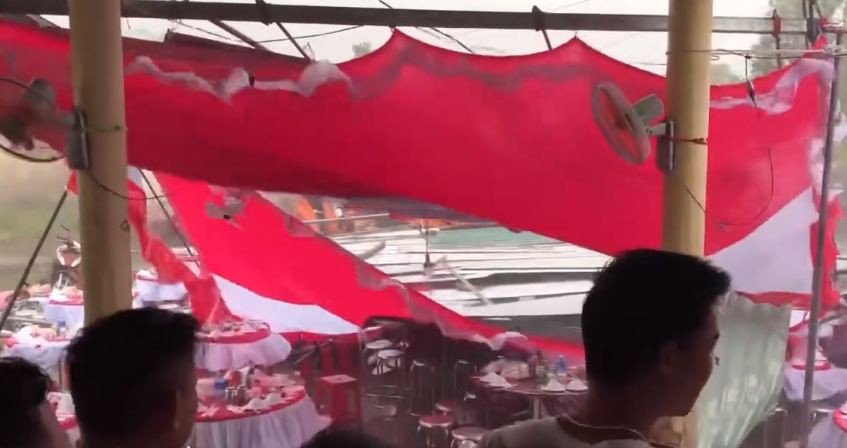 Ngoài ra, trên mạng xã hội cũng xuất hiện một đám cưới khác cũng được cho là ở Quảng Nam. Tuy nhiên đám cưới này không may mắn như đám cưới nói trên, được tổ chức trong hội quán thôn, mà cỗ bàn vẫn được bày trong rạp.