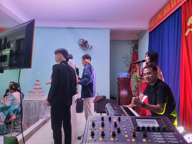 Vì rạp cưới bị hư hỏng nên chủ nhà quyết định tổ chức đám cưới vào hội trường nhà văn hóa thôn Quang Phường. Dù không gian ở hội trường không rộng rãi, đầy đủ so với ở rạp cưới nhưng vì tình hình thời tiết và điều kiện khách quan nên mọi người đành chấp nhận.