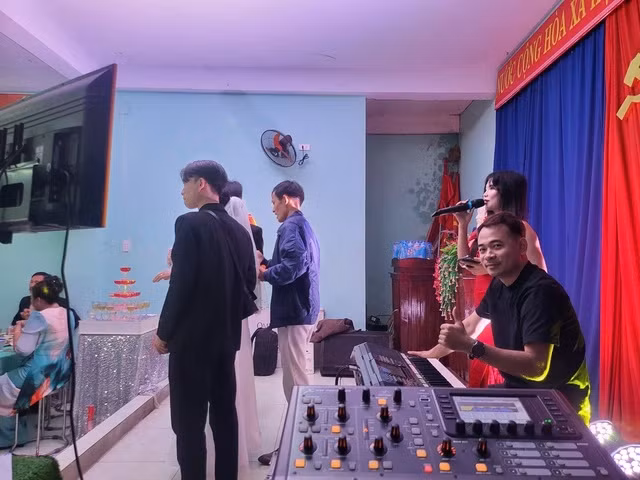 Vì rạp cưới bị hư hỏng nên chủ nhà quyết định tổ chức đám cưới vào hội trường nhà văn hóa thôn Quang Phường. Dù không gian ở hội trường không rộng rãi, đầy đủ so với ở rạp cưới nhưng vì tình hình thời tiết và điều kiện khách quan nên mọi người đành chấp nhận.