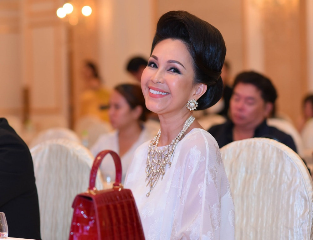 Đặc điểm ngoại hình nổi bật ở "nữ hoàng ảnh lịch" là kiểu tóc búi phồng cao. Cô đã để kiểu tóc này trong gần 10 năm qua