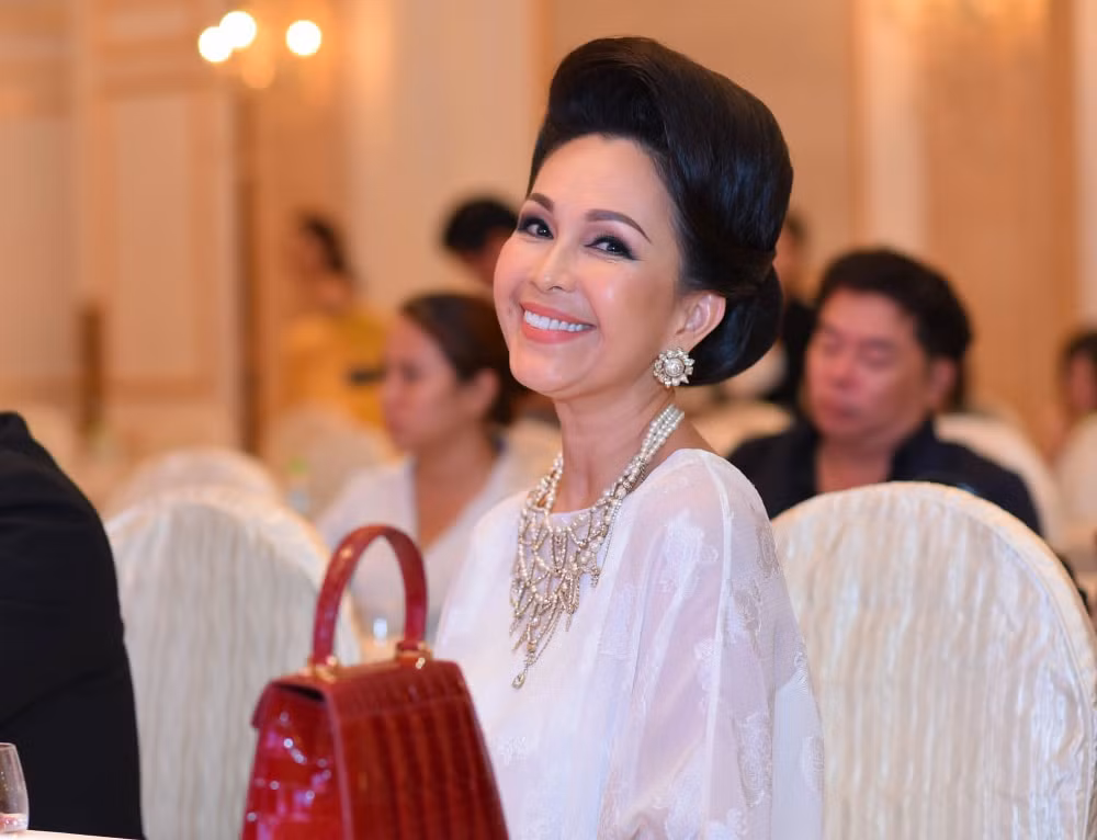 Đặc điểm ngoại hình nổi bật ở "nữ hoàng ảnh lịch" là kiểu tóc búi phồng cao. Cô đã để kiểu tóc này trong gần 10 năm qua