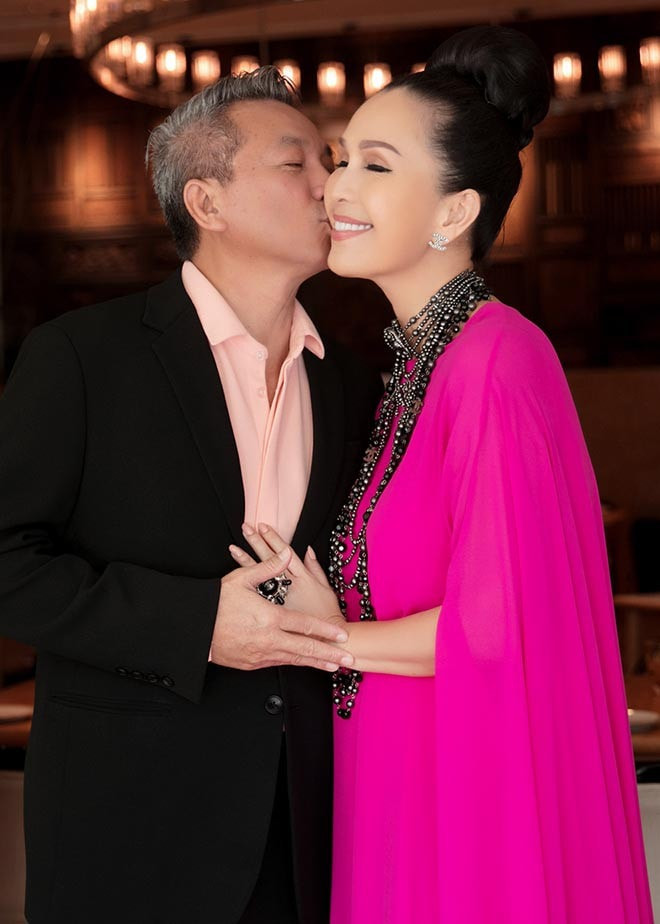 Diễm My có cuộc sống viên mãn bên chồng và những đứa con. Diễm My và ông xã đang sống trong một căn biệt thự sang trọng với khuôn viên rộng tới 3000 m2 ở Quận 2, TP. HCM. (Ảnh: FBNV)