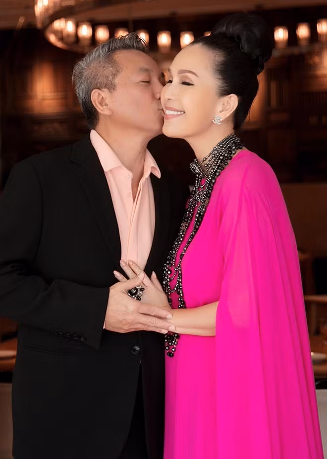 Diễm My có cuộc sống viên mãn bên chồng và những đứa con. Diễm My và ông xã đang sống trong một căn biệt thự sang trọng với khuôn viên rộng tới 3000 m2 ở Quận 2, TP. HCM. (Ảnh: FBNV)