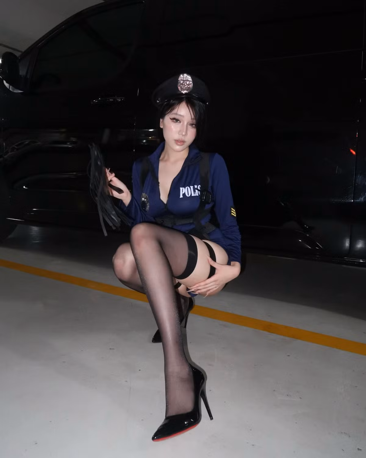 Loạt ảnh hóa thân thành nữ cảnh sát gợi cảm khieens fan cô nàng không khỏi xuýt xoa.