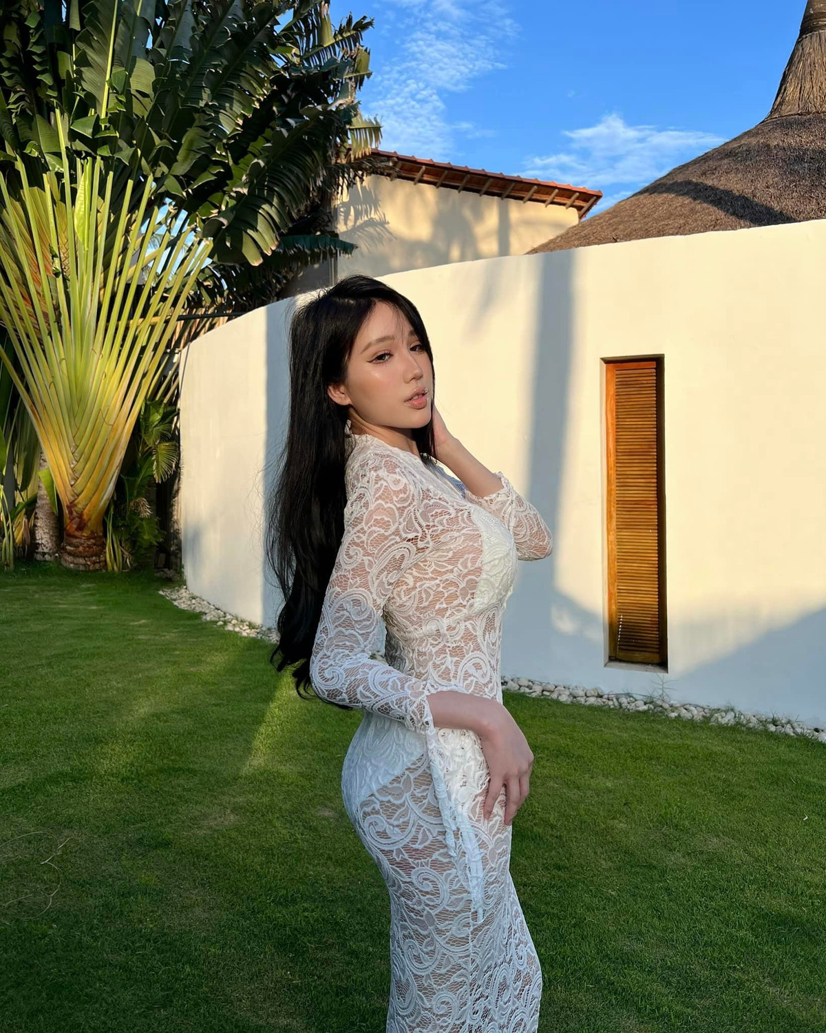 Chuyện tình Yogurt và cựu tuyển thủ VCS - Zeros khiến nhiều người chú ý. Cặp đôi từng chia tay và quay lại khá nhiều lần. Trong một lần gần đây nhất, Yogurt thậm chí còn ẩn mọi hình ảnh liên quan đến Zeros. Ấy vậy nhưng, chỉ vài tháng sau, cả hai lại thường xuyên đăng ảnh hẹn hò, đi ăn đi chơi như chưa hề có chuyện gì xảy ra.