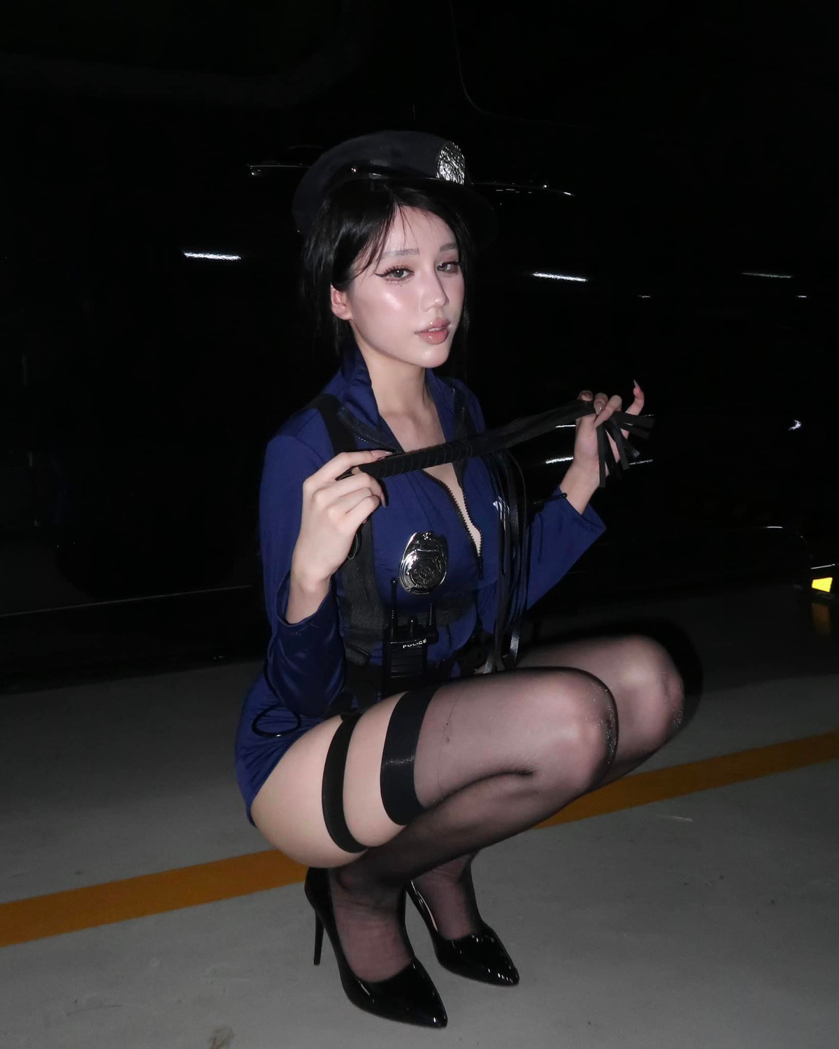 Diện outfit có phần cũn cỡn, kiệm vải, Yogurt Ng kết hợp với quần tất đen đến đùi tăng lên sự quyến rũ.