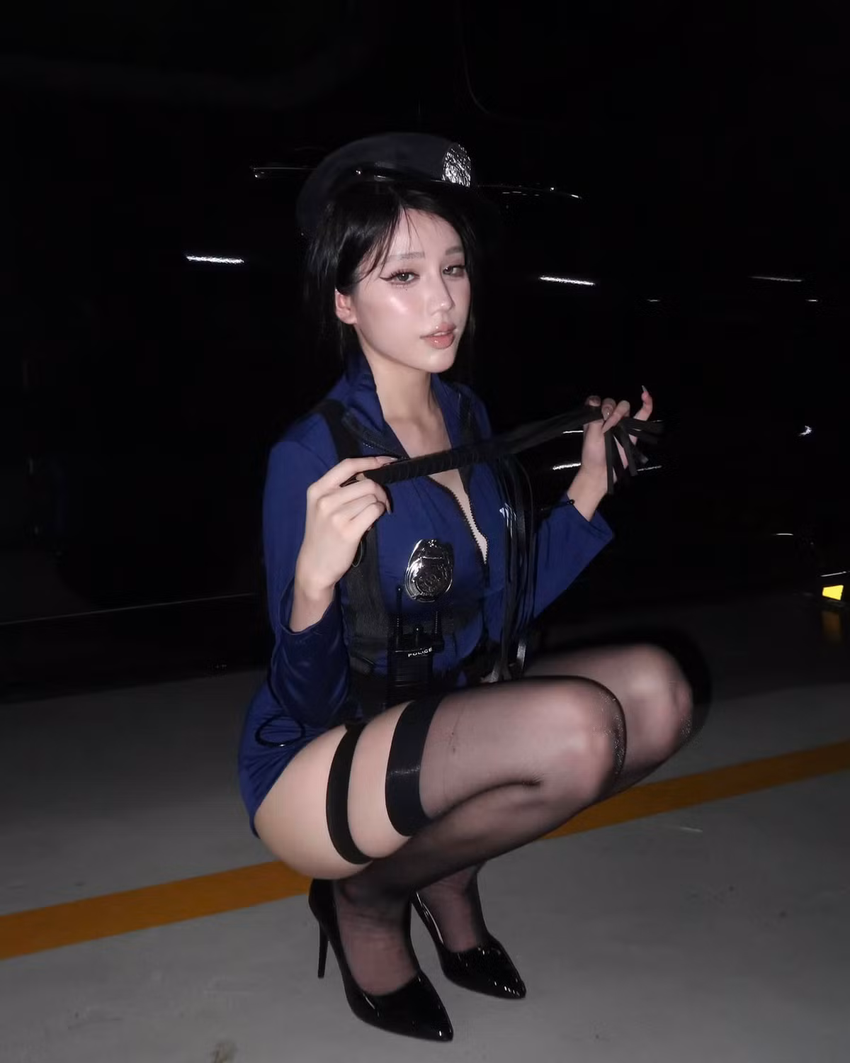 Diện outfit có phần cũn cỡn, kiệm vải, Yogurt Ng kết hợp với quần tất đen đến đùi tăng lên sự quyến rũ.