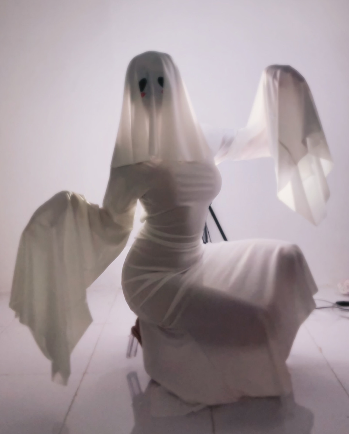 Kainao Tawan hóa thân thành ma nữ trong trang phục trắng che kín từ chân đến đầu. Tuy nhiên cô "ma nữ" này trông vô cùng quyến rũ khi sở hữu đường cong hớp hồn người đối diện.