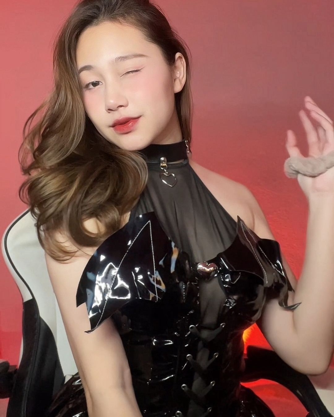 Kainao Tawan theo đuổi phong cách gợi cảm, quyến rũ. Để chào đón lễ Halloween, nàng hot girl thực hiện nhiều bộ ảnh với phong cách ma mị, quyến rũ vô cùng ấn tượng.