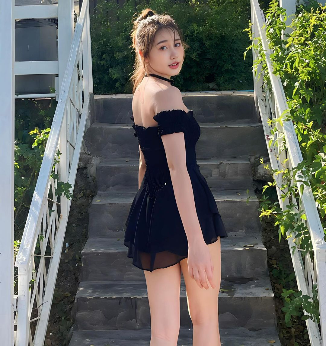 Trang phục đời thường của nàng hot girl theo phong cách nữ tính, nhẹ nhàng.