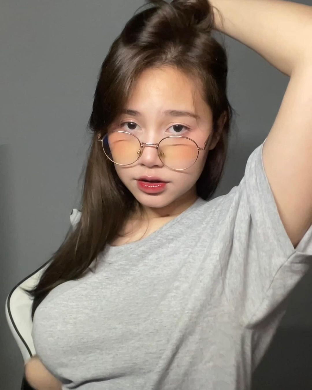 Kainao Tawan sở hữu nhan sắc xinh đẹp với gương mặt mang nét ngây thơ, trái ngược hoàn toàn với thân hình nóng bỏng.