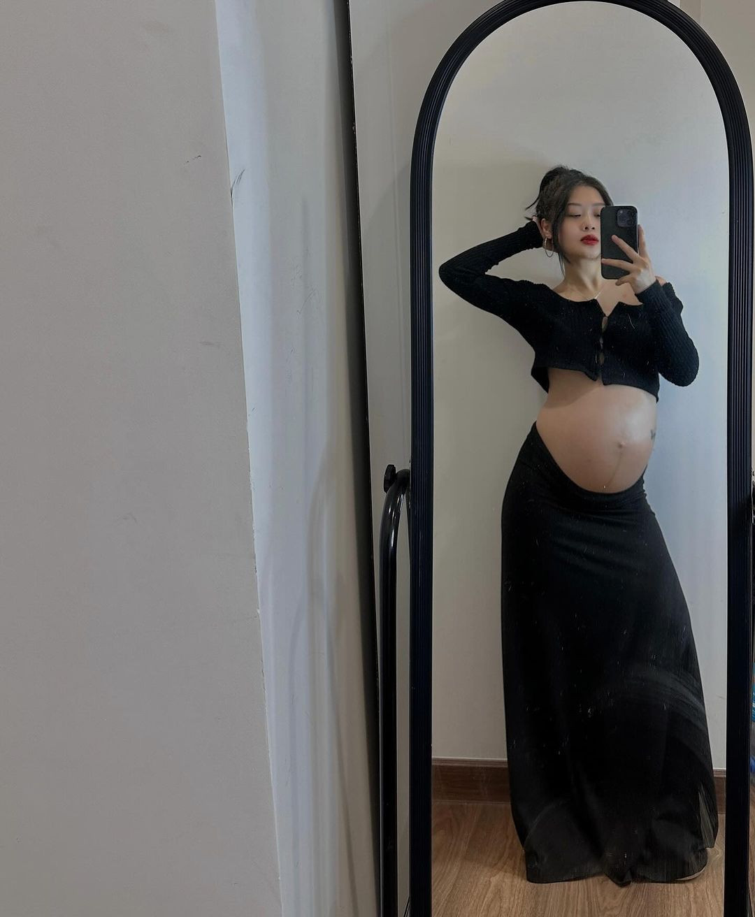 Nàng "Đóa nhi phiên bản Việt" lựa chọn chiếc áo ngắn cùng chân váy dài, để lộ toàn bộ vòng bụng lớn.