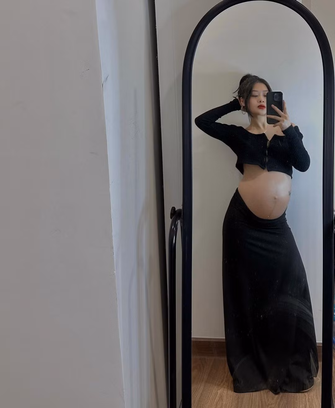 Nàng "Đóa nhi phiên bản Việt" lựa chọn chiếc áo ngắn cùng chân váy dài, để lộ toàn bộ vòng bụng lớn.