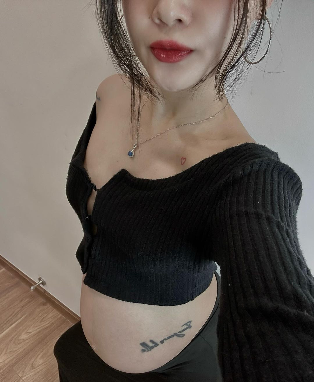 Cô nàng cũng chú ý đến các phụ kiện để hoàn thiện set đồ.