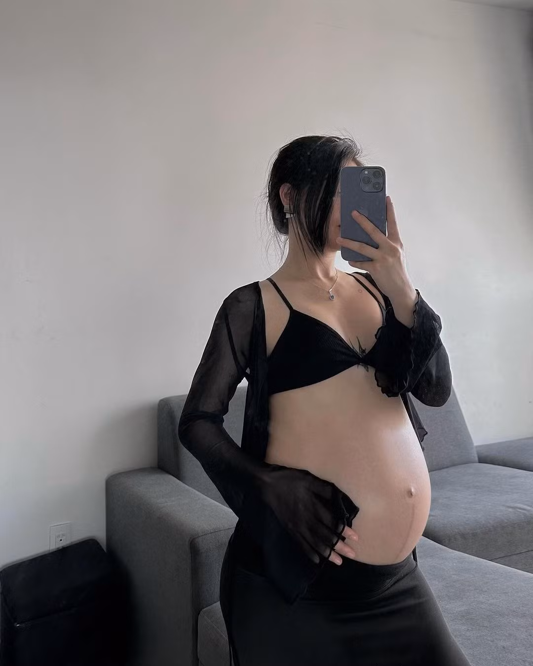 Có thể thấy dù bụng bầu lớn, cô nàng vẫn giữ được thân hình mảnh mai, gọn gàng.