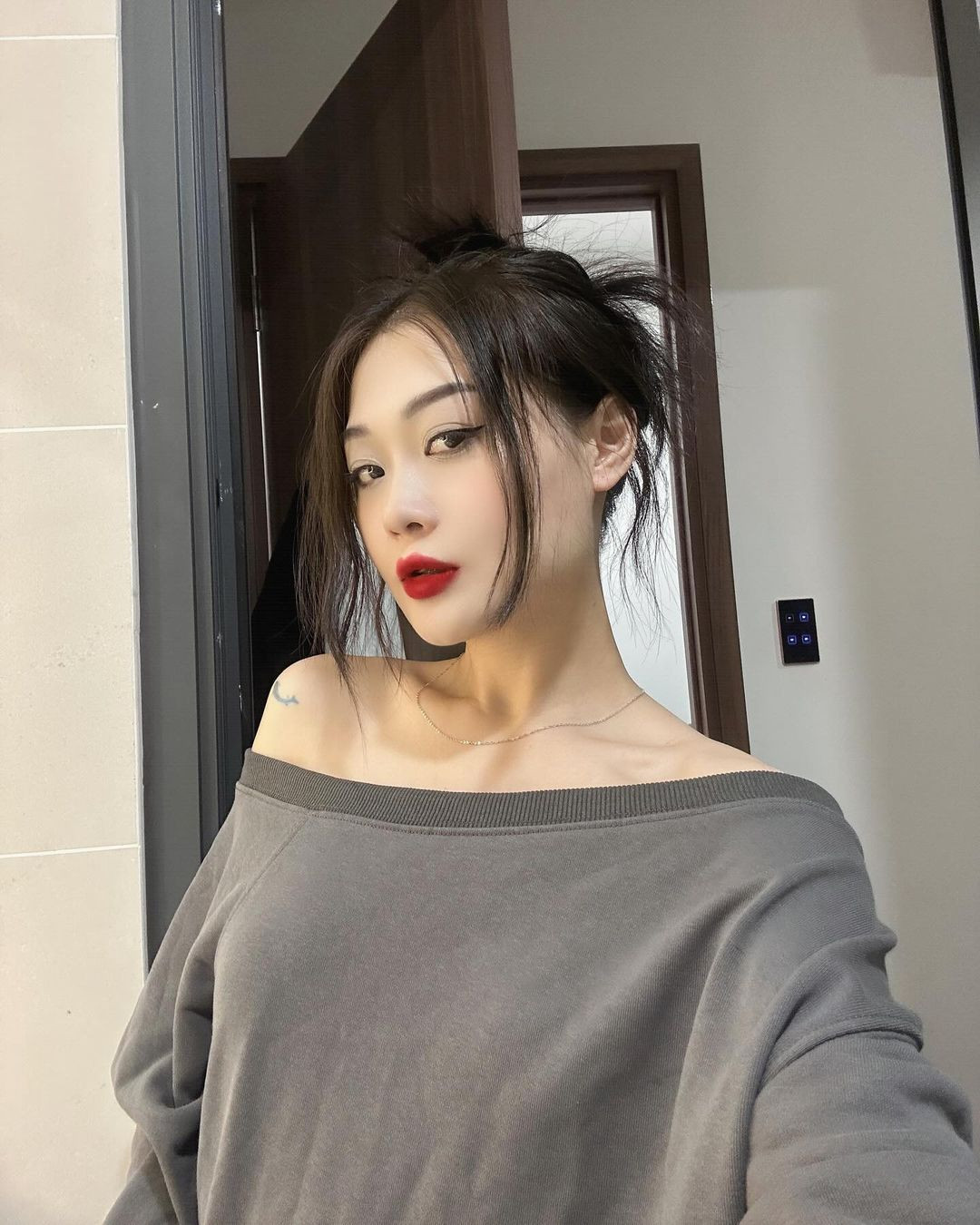 Hảo Thỏ tên thật là Cầm Thị Ngân Thảo, sinh năm 1995, hiện đang là một streamer nổi tiếng của làng game Việt Nam.