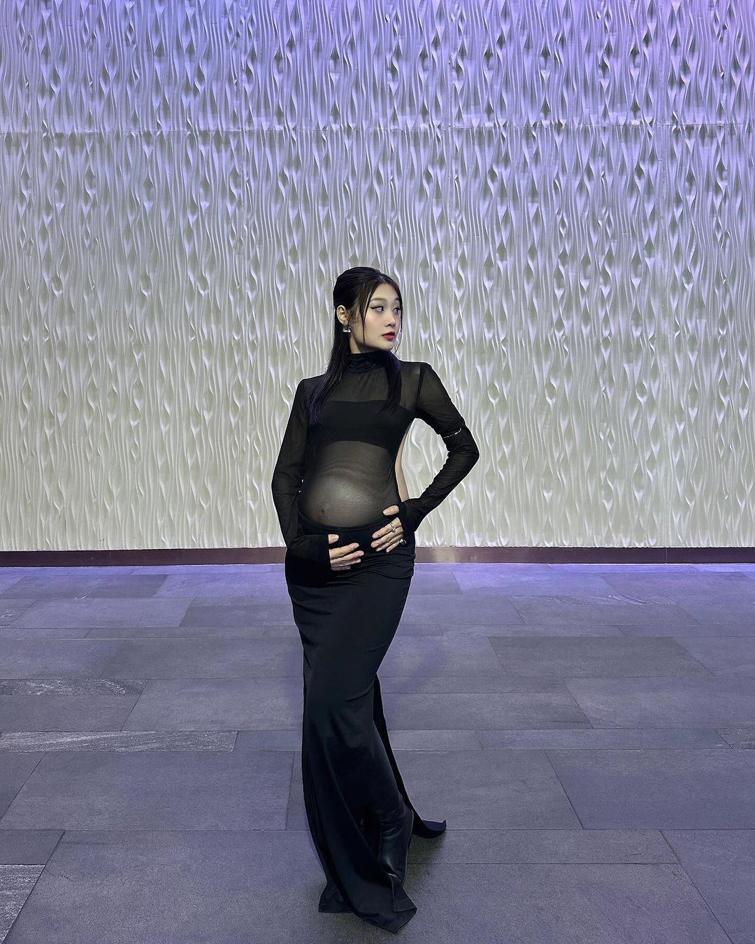 Nhiều người khen ngợi phong cách thời trang bầu của nữ streamer: "Mê quá nàng ơi, bầu mà slay quá", "uầy ngầu đét luôn chị yêu ơi".