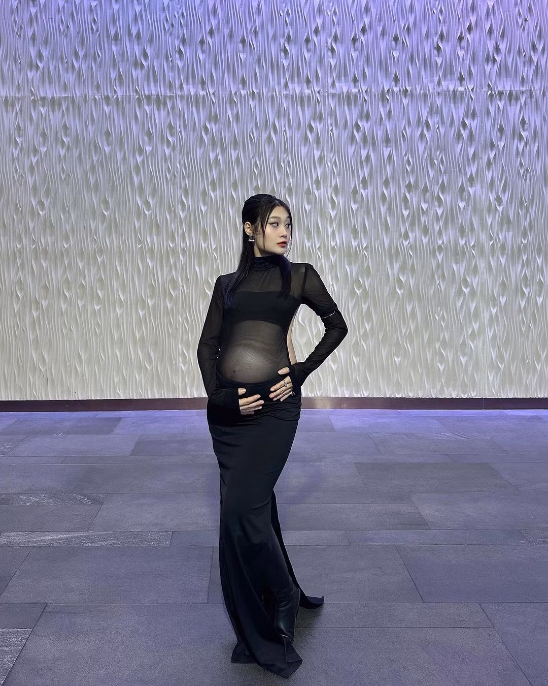 Nhiều người khen ngợi phong cách thời trang bầu của nữ streamer: "Mê quá nàng ơi, bầu mà slay quá", "uầy ngầu đét luôn chị yêu ơi".