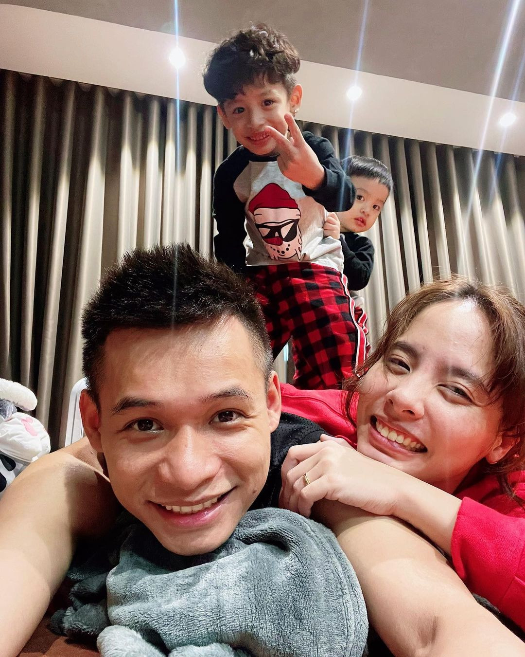 Hiện tại ngoài sự nổi tiếng, khối tài sản không phải dạng vừa hay thường xuyên có hoạt động hỗ trợ cộng đồng, Độ Mixi còn được ngưỡng mộ khi có một gia đình hạnh phúc. (Ảnh: FBNV)