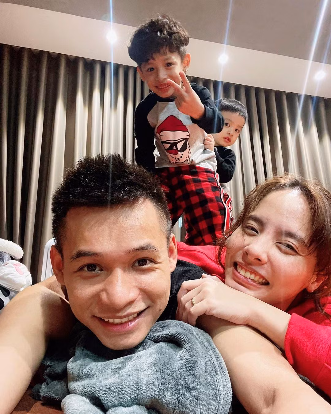 Hiện tại ngoài sự nổi tiếng, khối tài sản không phải dạng vừa hay thường xuyên có hoạt động hỗ trợ cộng đồng, Độ Mixi còn được ngưỡng mộ khi có một gia đình hạnh phúc. (Ảnh: FBNV)