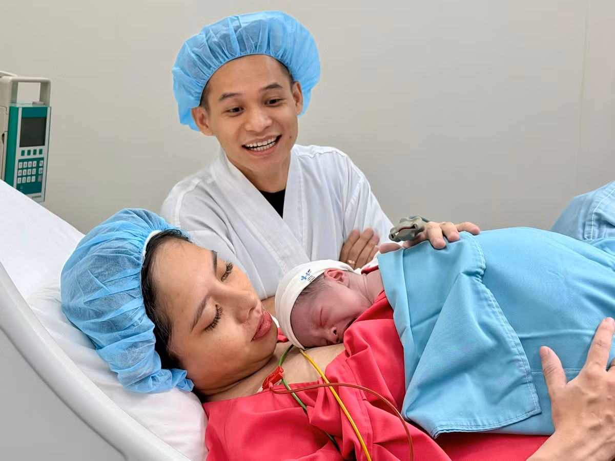 Mới đây, Độ Mixi đã đăng tải hình ảnh mẹ tròn con vuông của Trang Mixi và con gái. Anh chàng không giấu nổi niềm vui và hạnh phúc khi ngắm nhìn hình ảnh mẹ và em bé đang da kề da. “Cháu Phùng Trang Anh chào cả nhà mình ạ” - Độ Mixi viết và đính kèm icon trái tim.