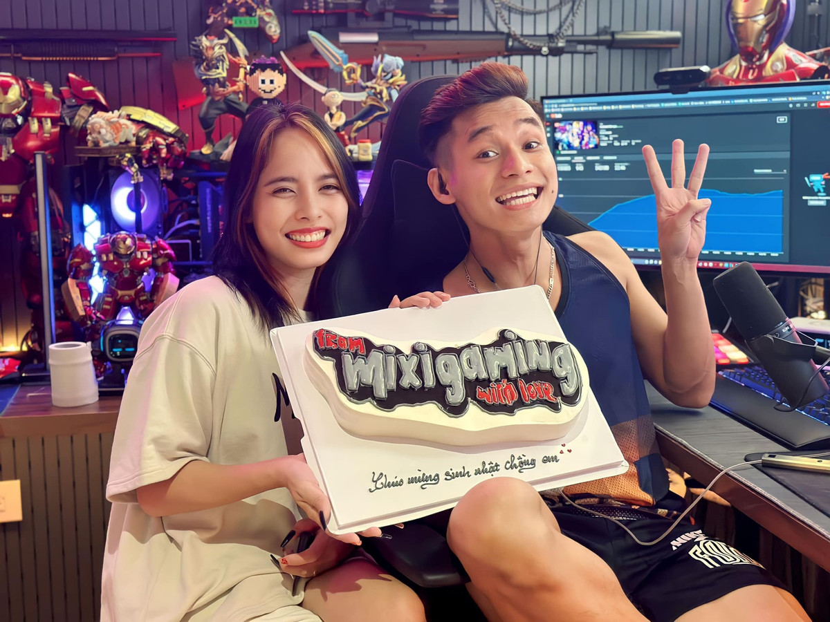 Con gái út nhà Độ Mixi có tên là Phùng Trang Anh. Cái tên này đã được Độ Mixi đặt từ cách đây khá lâu. Nam streamer cho biết sẽ đặt là Phùng Trang Anh vì thích dính ít tên của vợ vào tên con gái.