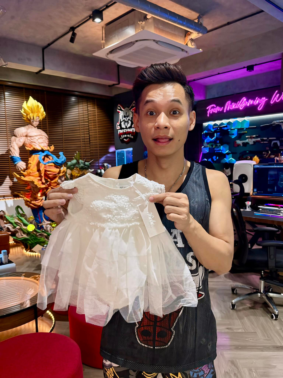 Cách đây ít hôm, Độ Mixi cũng vừa thông báo dọn nhà chuẩn bị đón con gái yêu. Anh chàng rất mong chờ sự ra đời của "tiểu công chúa" nhà mình.