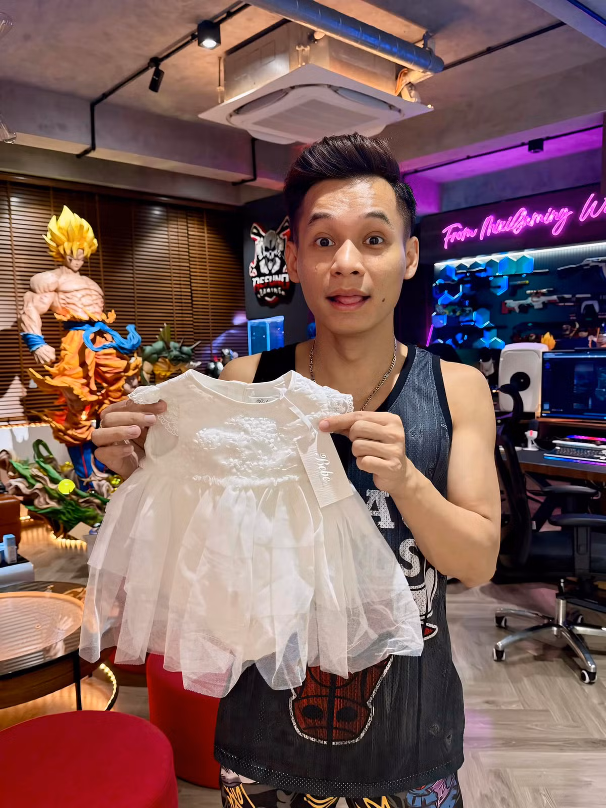 Cách đây ít hôm, Độ Mixi cũng vừa thông báo dọn nhà chuẩn bị đón con gái yêu. Anh chàng rất mong chờ sự ra đời của "tiểu công chúa" nhà mình.