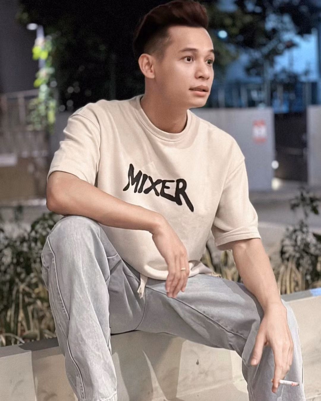 Độ Mixi (tên thật là Phùng Thanh Độ, sinh năm 1989) là streamer khá quen thuộc với cư dân mạng. Cùng với Pewpew, ViruSs và Xemesis, anh chàng là thành viên “Tứ hoàng streamer”.