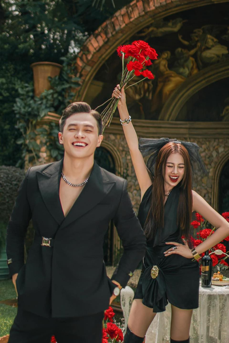 Cô dâu Việt Phương Thoa cười tươi rạng rỡ cạnh chú rể.