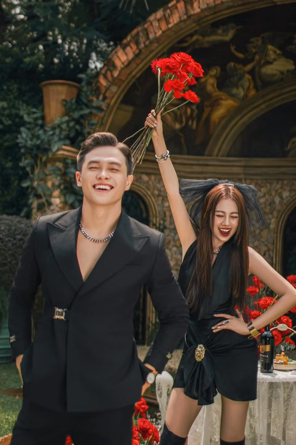 Cô dâu Việt Phương Thoa cười tươi rạng rỡ cạnh chú rể.