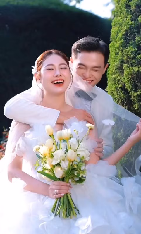 Cách đây gần 1 tuần, Việt Phương Thoa thông báo chính thức kết hôn trên trang cá nhân. Cô hạnh phúc chia sẻ: “Cái kết của 6 năm yêu nhau. Chúng ta chính thức có danh phận để chăm sóc gia đình của nhau".