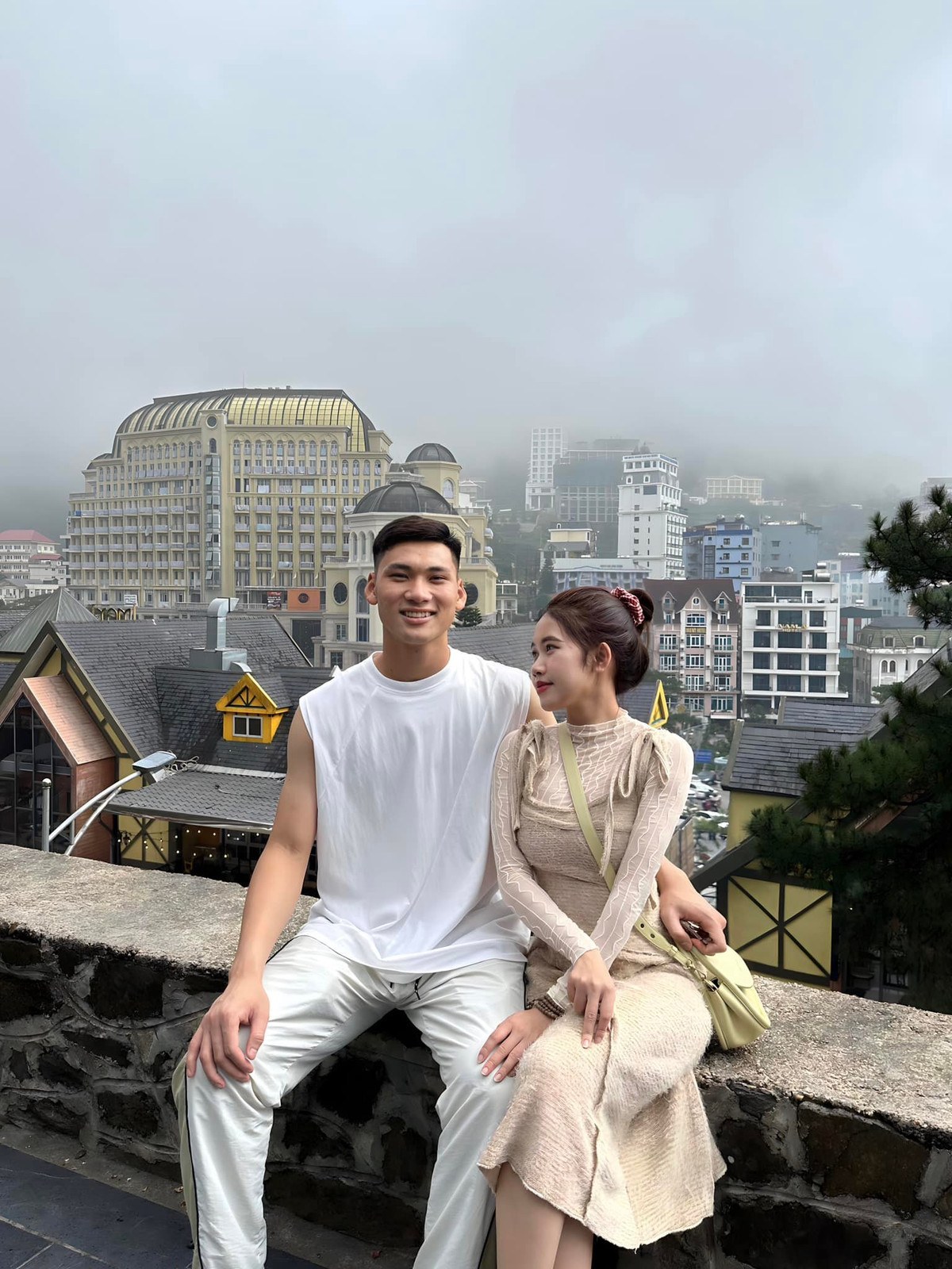 Bạn gái của Trịnh Xuân Hoàng gây ấn tượng với khuôn mặt xinh đẹp, gu thời trang sành điệu