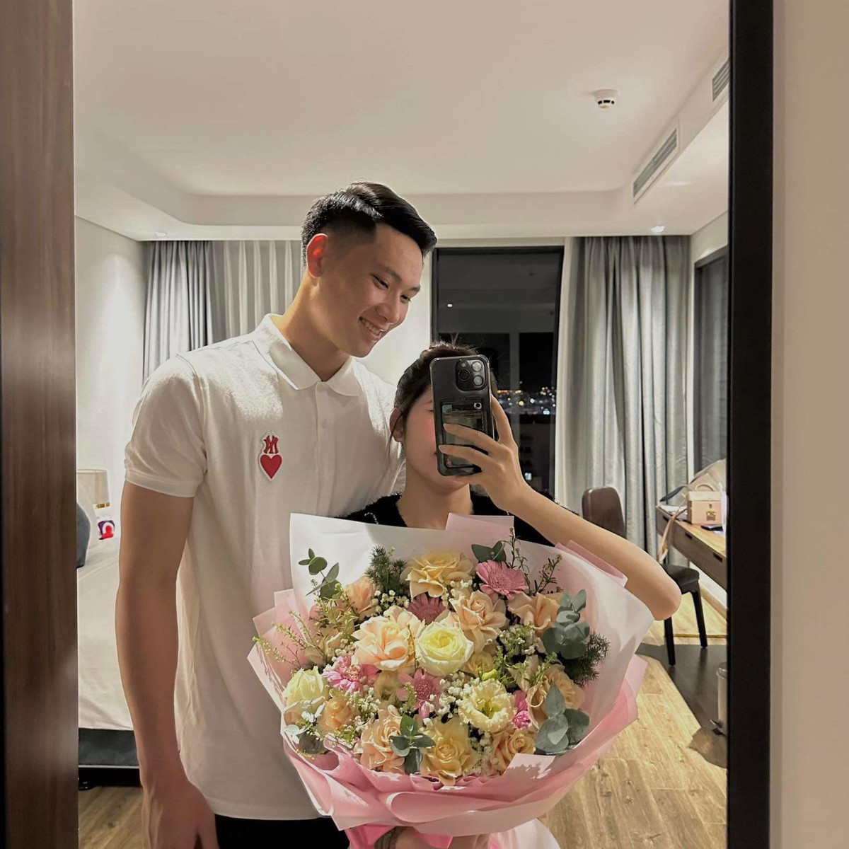 Thủ môn của tuyển bóng đá Việt Nam còn để ảnh đôi của cả 2 làm hình đại diện trên mạng xã hội.