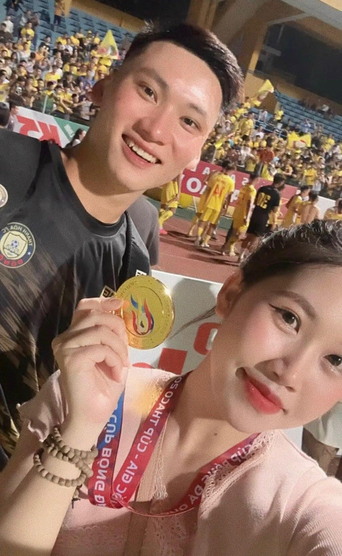 Trịnh Xuân Hoàng sinh năm 2000, trưởng thành từ lò đào tạo Thanh Hóa. Xuân Hoàng từng cùng U23 Việt Nam giành chức vô địch U23 Đông Nam Á 2022. Hiện tại, Xuân Hoàng đang là thủ môn số 1 của đội bóng xứ Thanh. (Ảnh: FBNV)