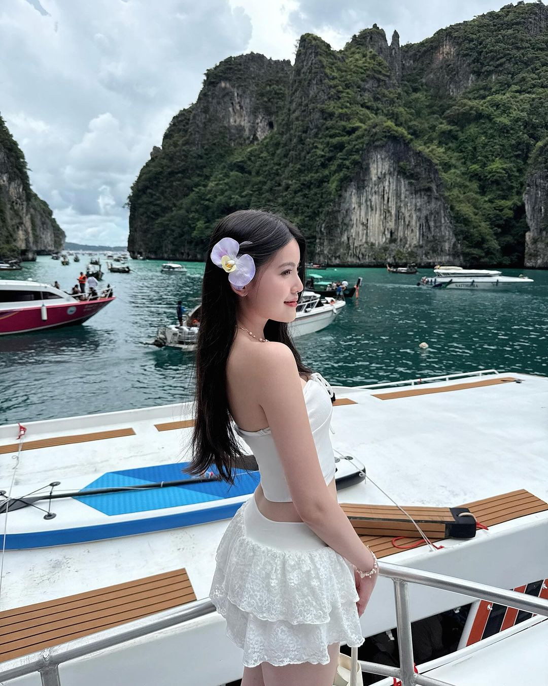 Nhan sắc của cô nàng nhận được nhiều lời khen ngợi từ người theo dõi: "0 đỉêm, 0 có điểm nào chê được", "Nay em thấy body chị đẹp quá trời , trước chị ốm nhưng mà em nhìn vẫn sang lắm nay body đầy đặn hơn nhìn đẹp. Mê chị ơi.10đ hem có nhưng lun".