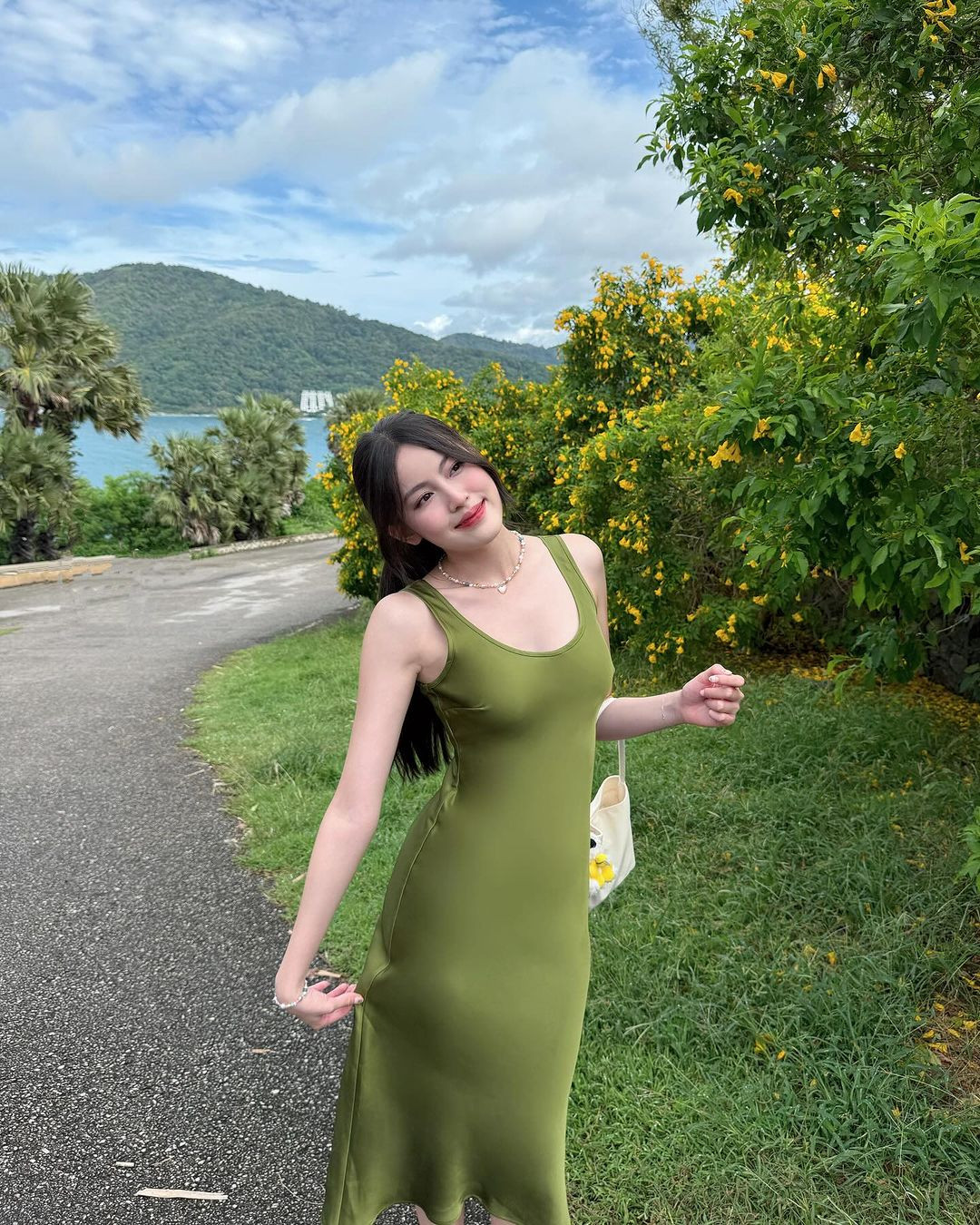 HIEUTHUHAI là chàng rapper đình đám nhất hiện nay khi gương mặt phủ sóng nhiều chương trình truyền hình, anh cũng gây ấn tượng với vẻ ngoài điển trai, tính cách hài hước cùng tài năng làm nhạc ấn tượng.