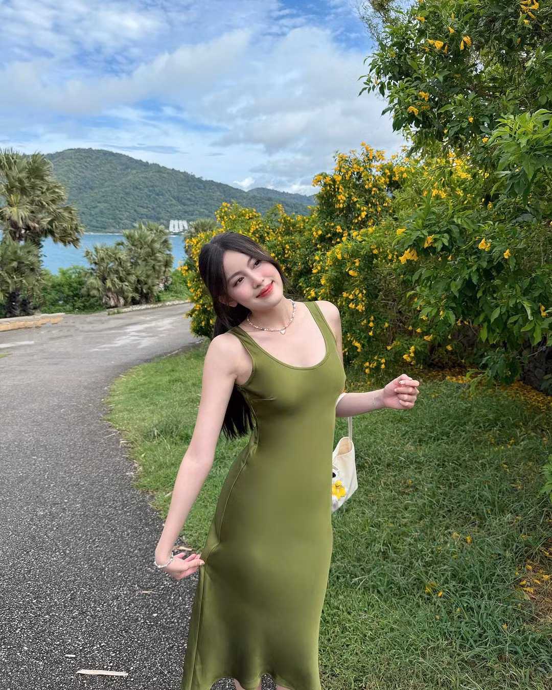 HIEUTHUHAI là chàng rapper đình đám nhất hiện nay khi gương mặt phủ sóng nhiều chương trình truyền hình, anh cũng gây ấn tượng với vẻ ngoài điển trai, tính cách hài hước cùng tài năng làm nhạc ấn tượng.