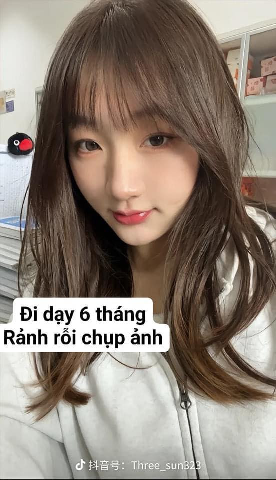 Dù đi dạy được 6 tháng, trông cô nàng vẫn như một sinh viên năm 2, năm 3 mà thôi.