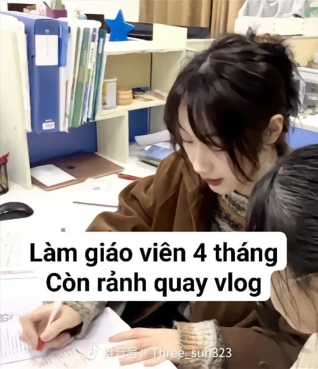 Thậm chí khi làm giáo viên được 4 tháng, cô bạn này còn có thời gian để quay vlog.
