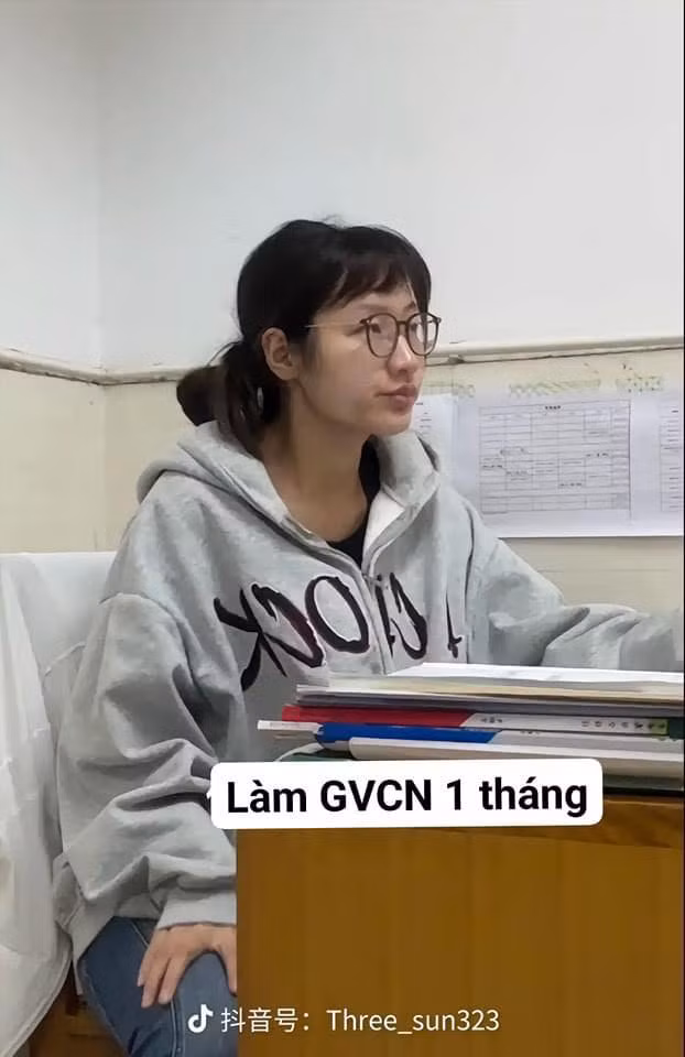 Và đây là hình ảnh cô nàng sau khi làm giáo viên chủ nhiệm 1 tháng, hoàn toàn khác hẳn so với lúc còn là sinh viên sư phạm. (Ảnh: Facebook)