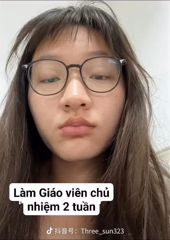 Sau khi làm giáo viên chủ nhiệm được 2 tuần, cô nàng thậm chí còn không thèm trang điểm trước khi lên lớp. Áp lực công việc dường như khiến cô nàng mất đi sự tươi trẻ ban đầu. Nhìn tấm ảnh này của cô nàng, nhiều người bày tỏ vừa cười vừa thương.