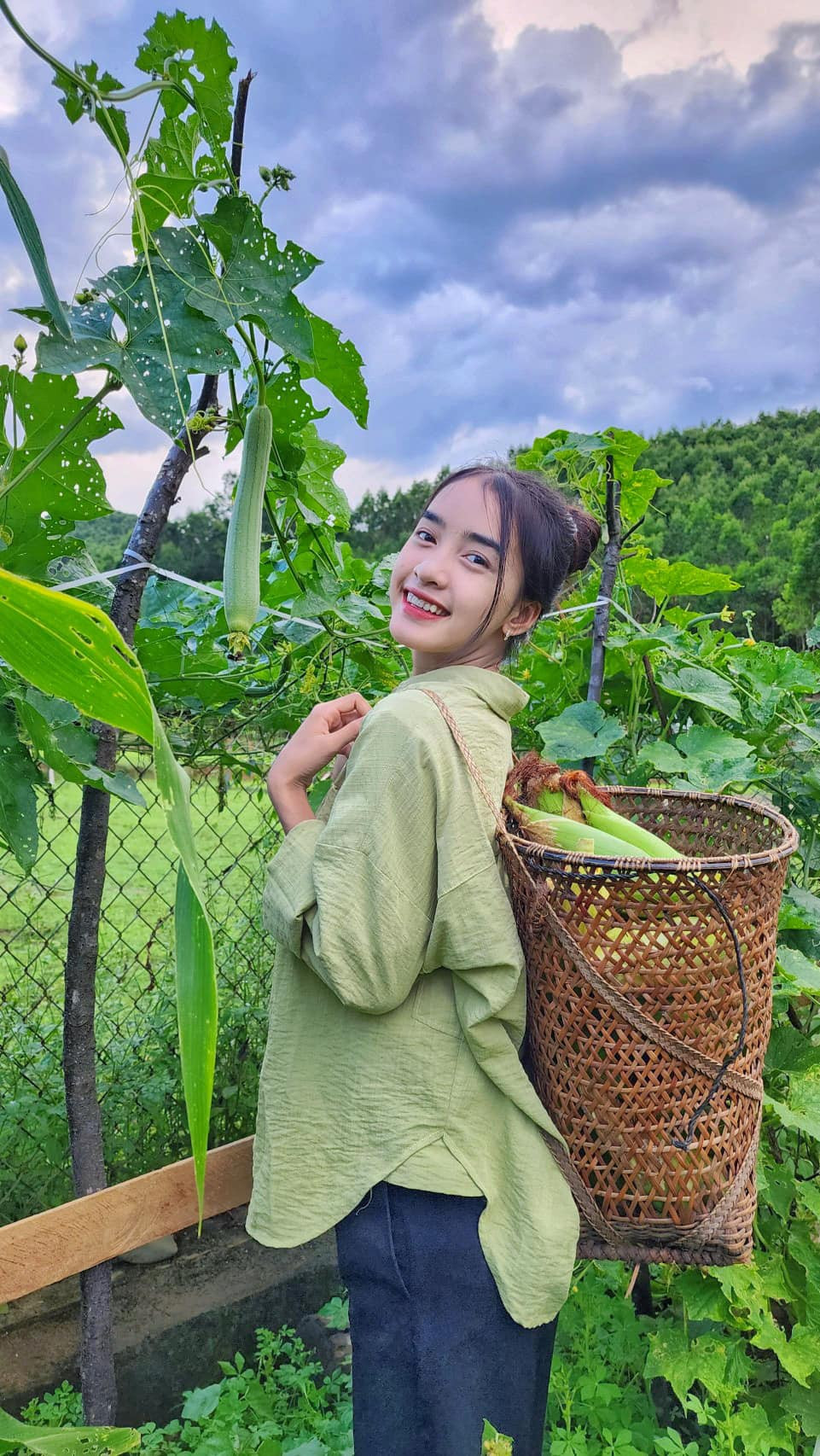 Nụ cười trong trẻo khiến cô được nhiều người gọi là bông hoa giữa núi rừng. (Ảnh: FBNV)